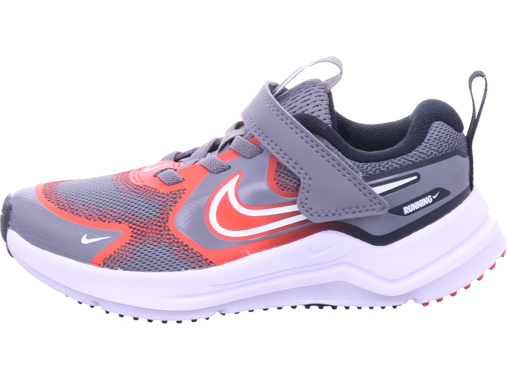 Chlapecké sportovní boty Nike v šedé barvě