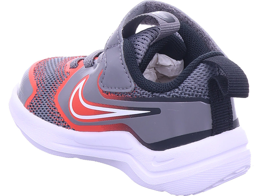 Chlapecké tenisky Nike Cosmic Runner v šedé barvě